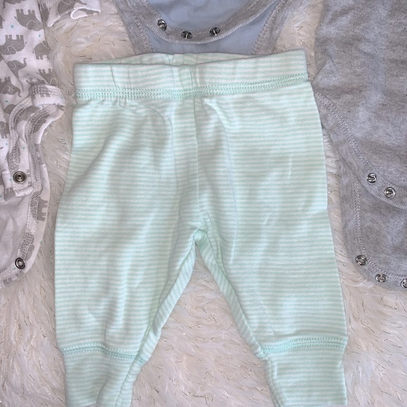 4-Baby clothes . 2(0-3 Months and 2(3-6 Months - Picture 8 of 9